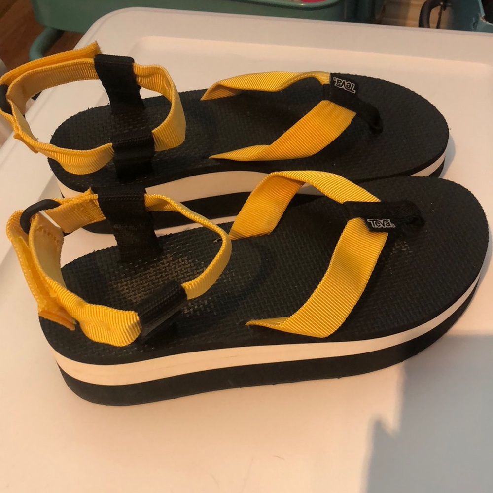 PLATFORM TEVA’S size 8!